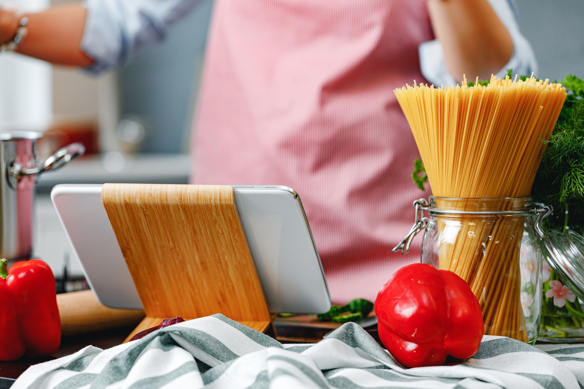 Banco di cucina con ingredienti locali e utensili