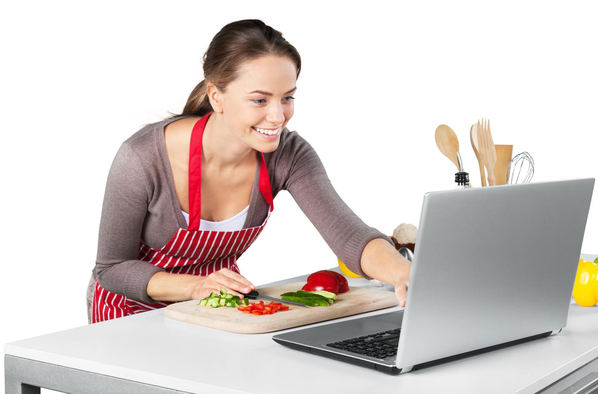 Studente che cucina seguendo una lezione online