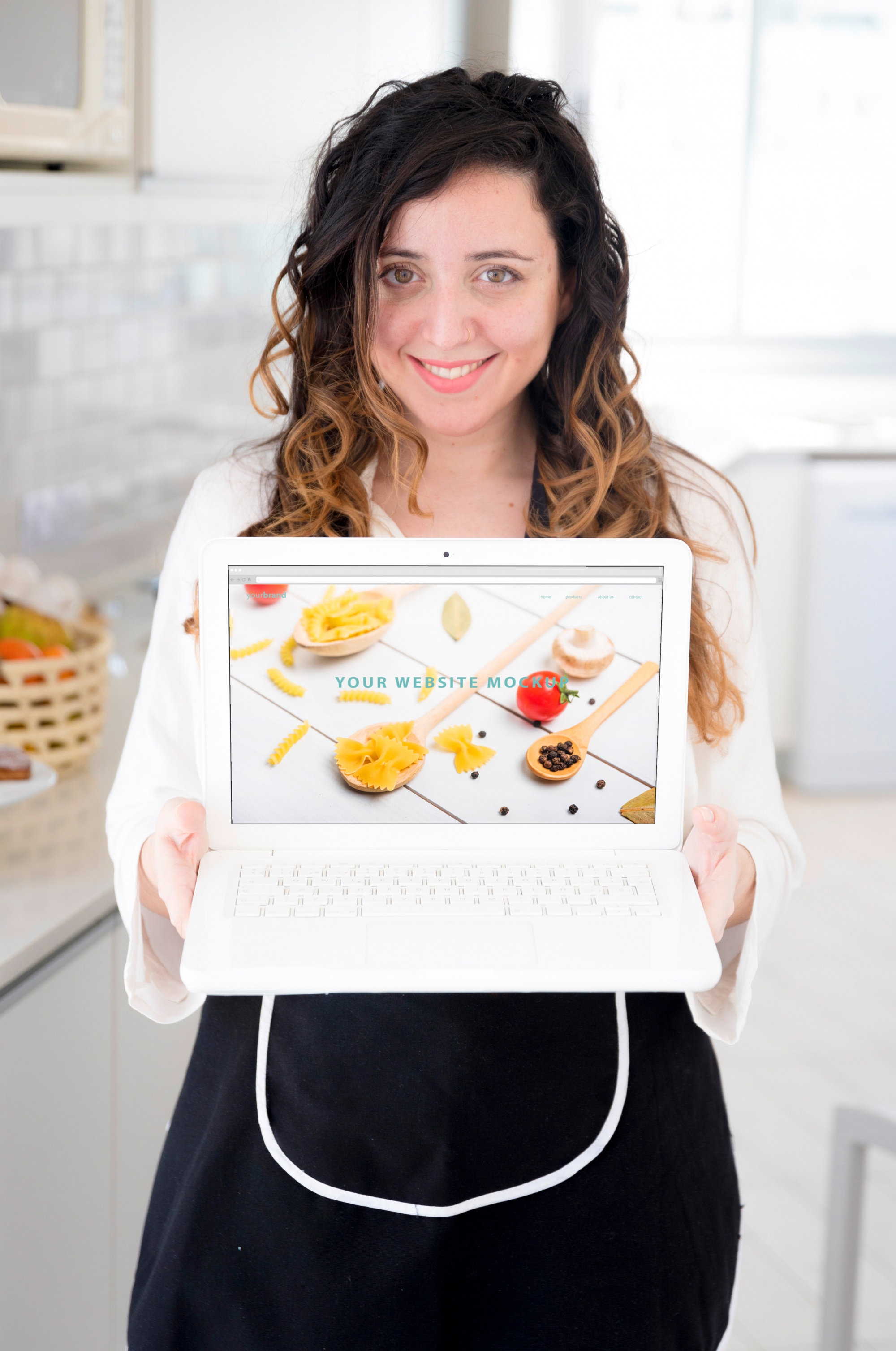 Studente che segue la ricetta sullo schermo